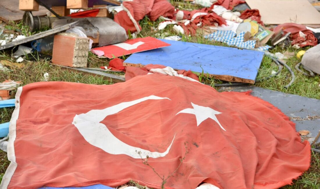Lütfiye’de atıkların arasında Türk bayrağı bulundu Bursa’nın Lütfiye Mahallesi’nde dere kenarındaki taşkın sahasına gelişigüzel atık döküldüğü