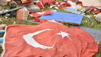 Bursa’nın Lütfiye Mahallesi’nde dere kenarındaki taşkın sahasına gelişigüzel atık döküldüğü