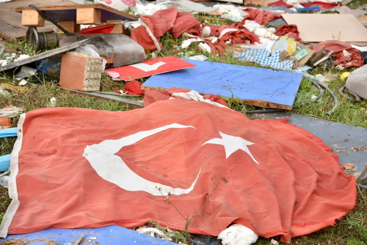 Bursa’nın Lütfiye Mahallesi’nde dere kenarındaki taşkın sahasına gelişigüzel atık döküldüğü