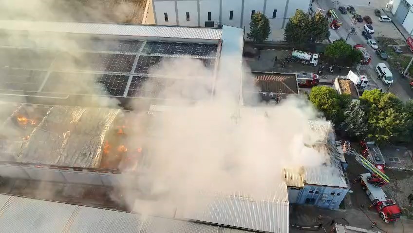 Bursa’da mobilya fabrikasında yangın: Ekipler 2,5 saat müdahale etti 2 Bülten Medya -