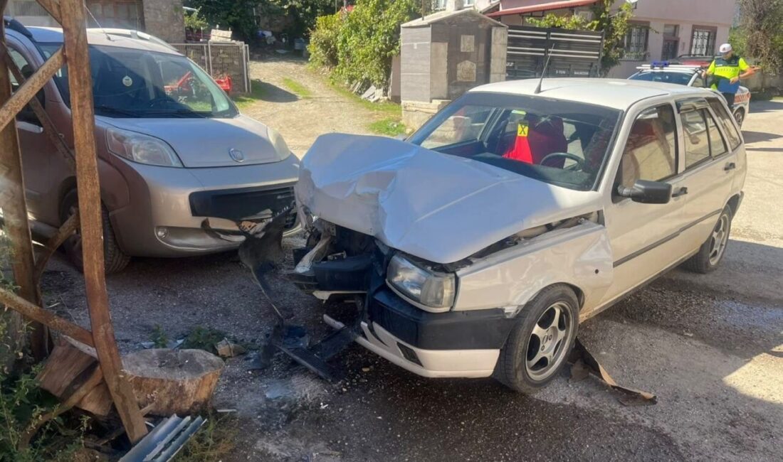 Kontrolden çıkan otomobil direğe çarptı! Bilecik’te kontrolden çıkan otomobilin elektrik direğine çarpması sonucu sürücü yaralandı.