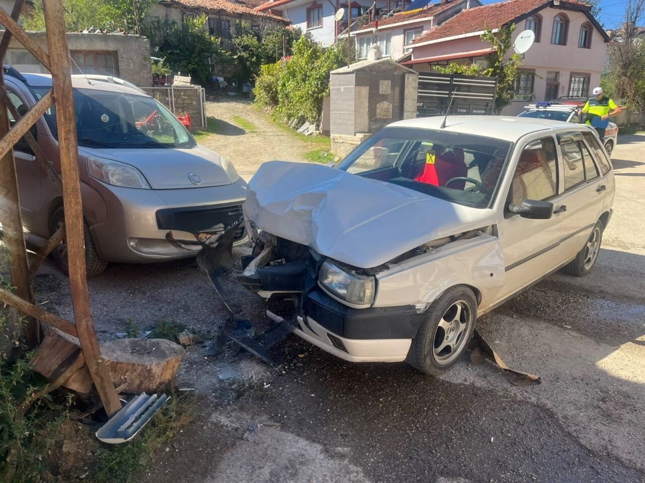 Bilecik’te kontrolden çıkan otomobilin elektrik direğine çarpması sonucu sürücü yaralandı.