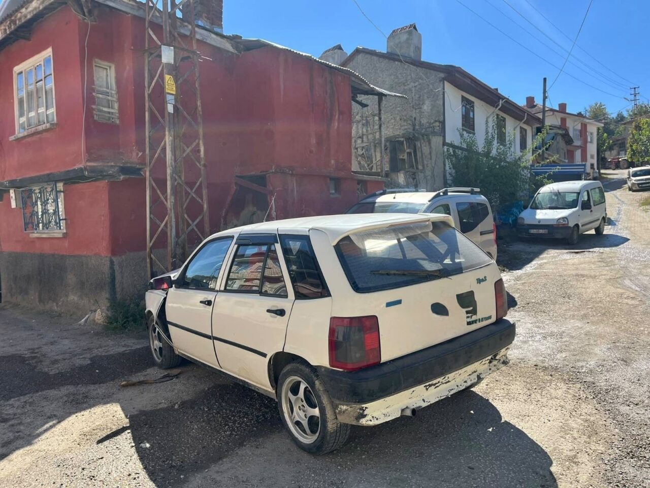 Kontrolden çıkan otomobil direğe çarptı! 1 Bülten Medya -