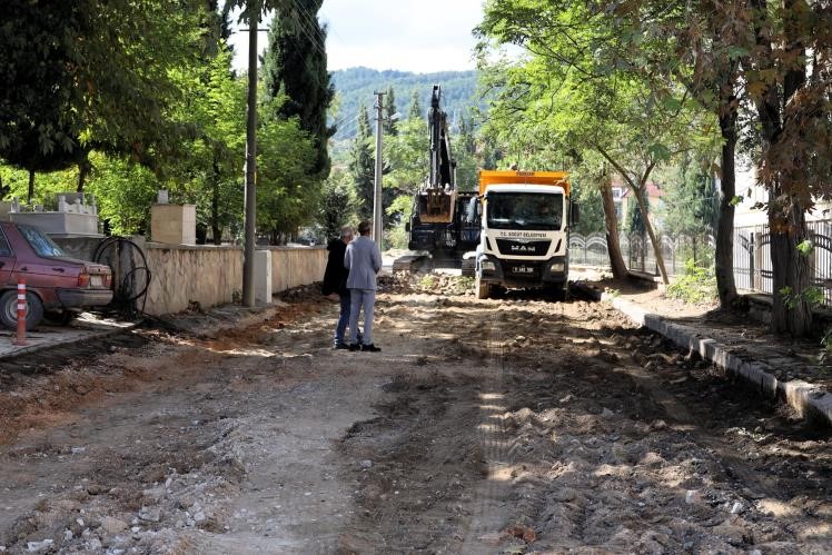 Söğüt Belediyesi, ilçenin farklı bölgelerinde sürdürdüğü üstyapı çalışmalarına ara mahallelerde