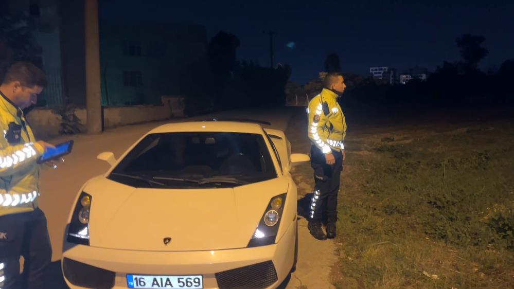 Bursa’da trafik denetiminden kaçmaya çalışan sürücü, otomobilini bırakarak çalılık alana