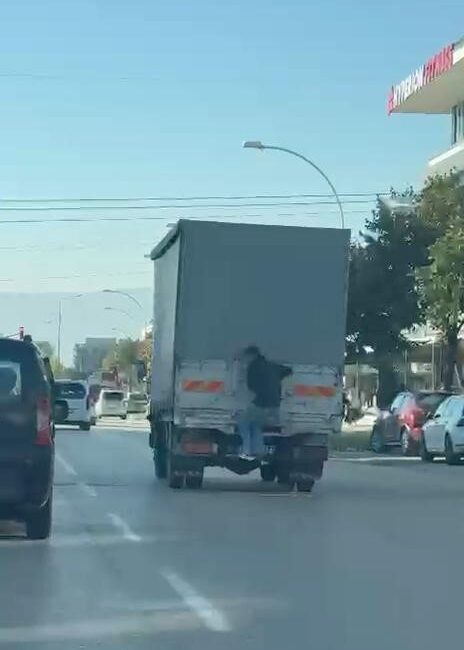 Bursa’da tehlikeli yolculuk! Kamyonetin arkasına böyle çıktı Bursa’nın Özlüce Mahallesi’nde bir çocuğun seyir halindeki kamyonetin arka kapağına