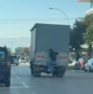 Bursa’nın Özlüce Mahallesi’nde bir çocuğun seyir halindeki kamyonetin arka kapağına