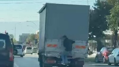 Bursa’nın Özlüce Mahallesi’nde bir çocuğun seyir halindeki kamyonetin arka kapağına