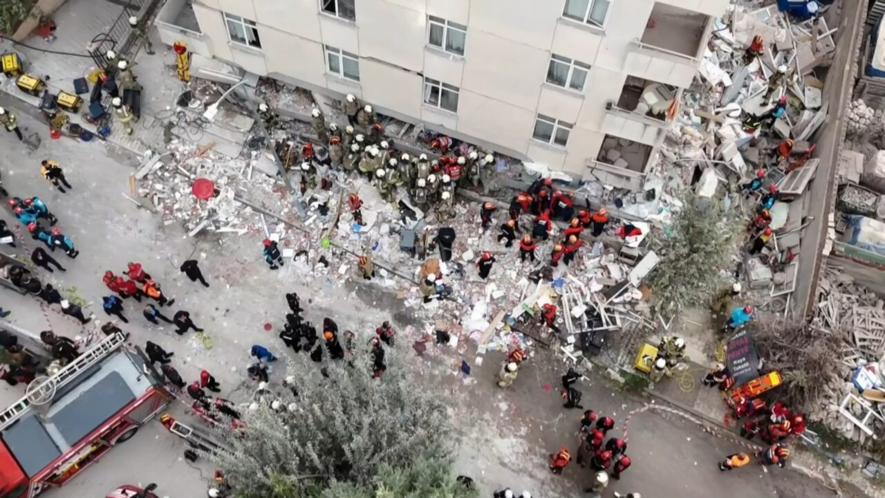 İstanbul Maltepe’de 7 katlı binanın zemin üstü 3 katında çökme