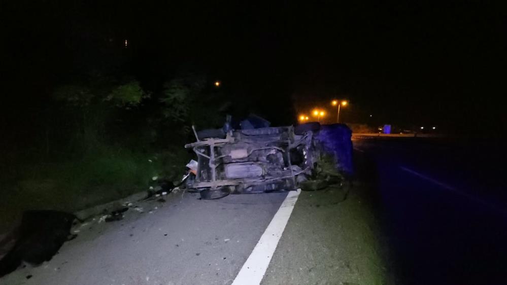 Sakarya’da takla atan panelvandan hafif yaralı çıkan sürücü, aracındaki hasarı