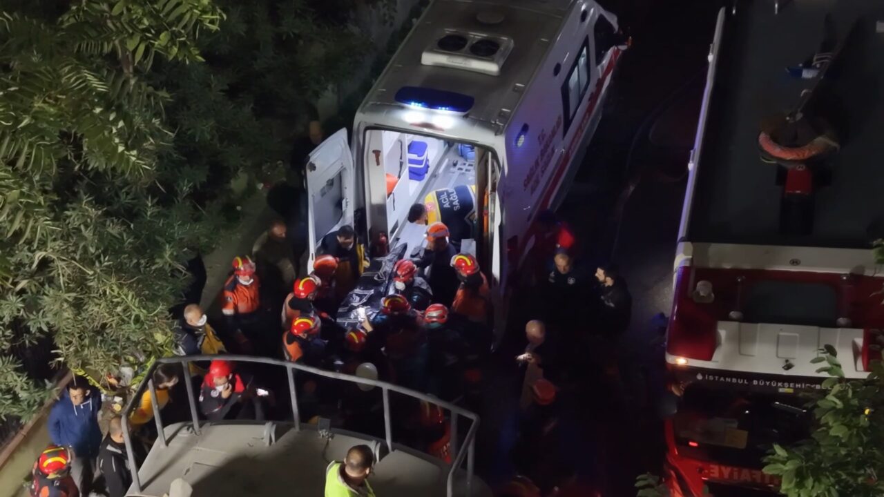 İstanbul Maltepe’de 7 katlı binanın üç katında meydana gelen çökmede