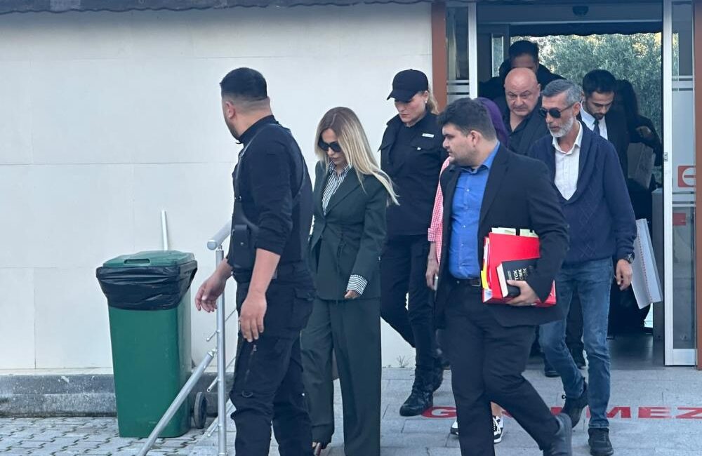 Güllü davasında ikinci duruşma başladı: Oğlu adliyeye geldi Yalova’da hayatını kaybeden sanatçı Güllü’nün ölümüne ilişkin davanın ikinci duruşması
