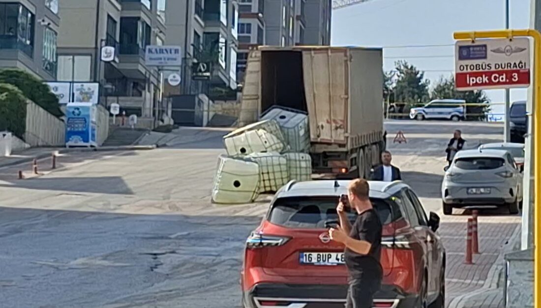 Nilüfer’de kimyasal madde taşıyan aracın dorsesindeki 4 varilin yola düşmesi