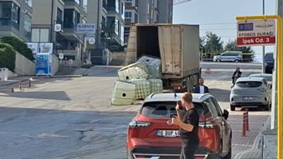Nilüfer’de kimyasal madde taşıyan aracın dorsesindeki 4 varilin yola düşmesi
