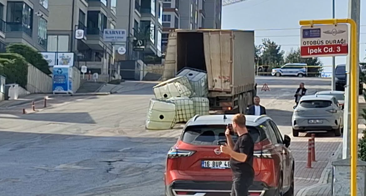Nilüfer’de kimyasal madde taşıyan aracın dorsesindeki 4 varilin yola düşmesi
