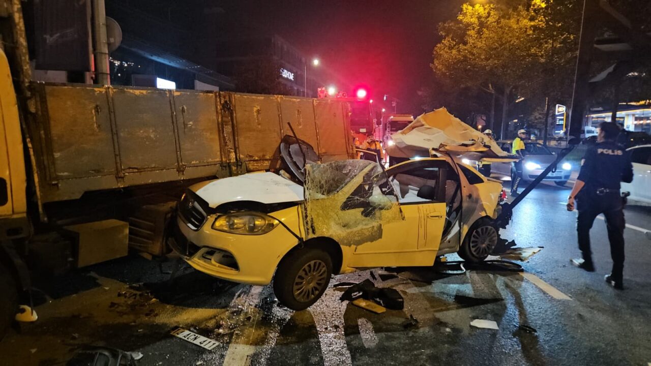 Beyoğlu’nda feci kaza! 5 araç birbirine girdi 1 Bülten Medya -