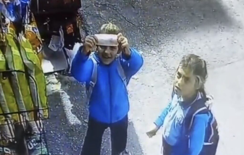 Bursa’nın Osmangazi ilçesinde mahalle bakkalının kapalı olduğunu gören iki öğrenci