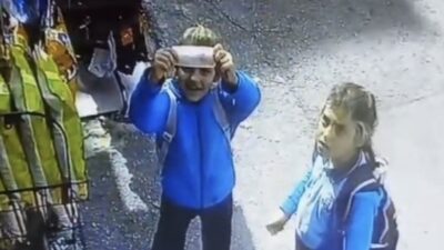 Bursa’nın Osmangazi ilçesinde mahalle bakkalının kapalı olduğunu gören iki öğrenci