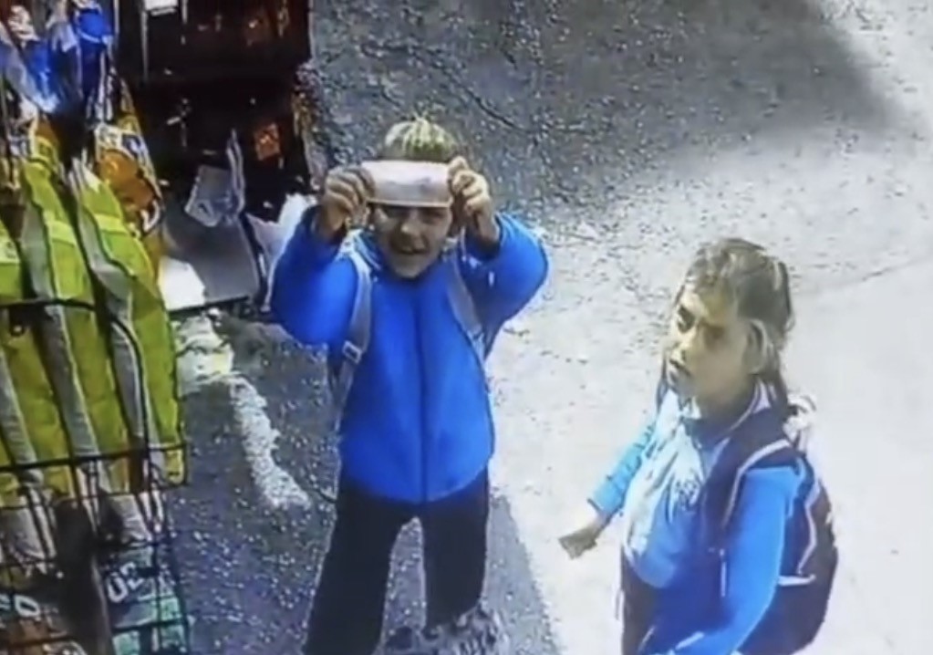 Bursa’nın Osmangazi ilçesinde mahalle bakkalının kapalı olduğunu gören iki öğrenci