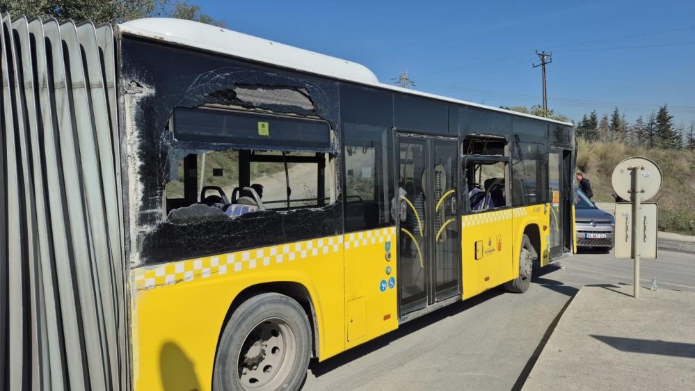 İstanbul’un Sultangazi ilçesinde seyir halindeki İETT otobüsünün istinat duvarına çarpması