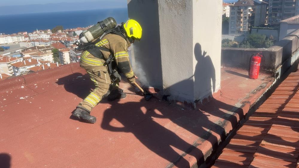 Mudanya’da site çatısında yangın paniği Bursa’nın Mudanya ilçesinde, çatı tadilatının ardından yükselen dumanlar üzerine ekipler