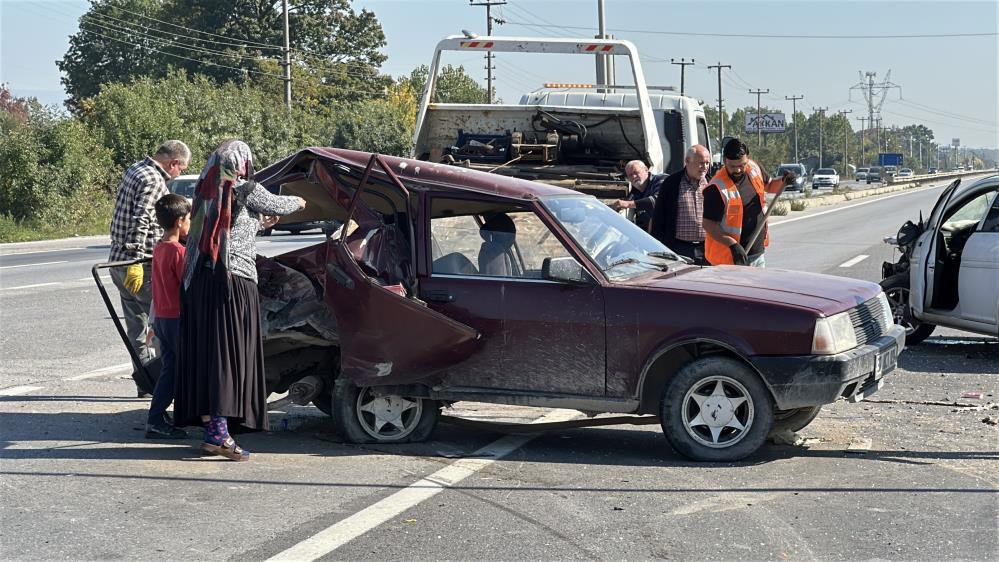 Sakarya’da iki otomobil çarpıştı: 3 kişi yaralandı 1 Bülten Medya -