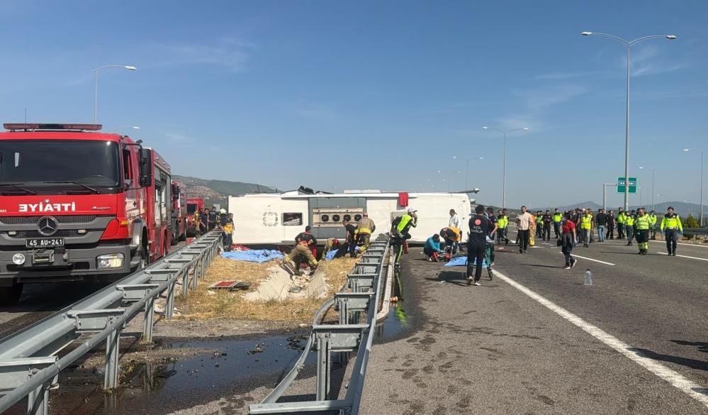 Manisa’nın Akhisar ilçesinde, İstanbul-Orhangazi-İzmir Otoyolu’nda yolcu otobüsü ile tırın çarpışması