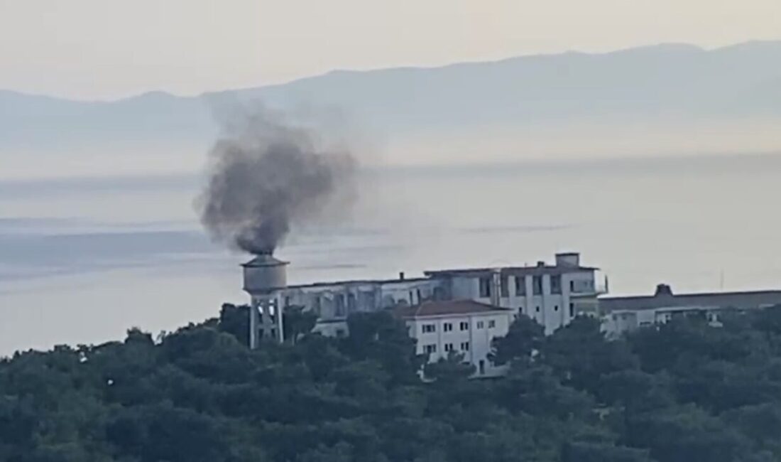 Tarihi Heybeliada Sanatoryumu’nda yangın paniği! Ekipler seferber oldu İstanbul’da uzun süredir kapalı olan tarihi Heybeliada Sanatoryumu’nun erkekler bölümünde