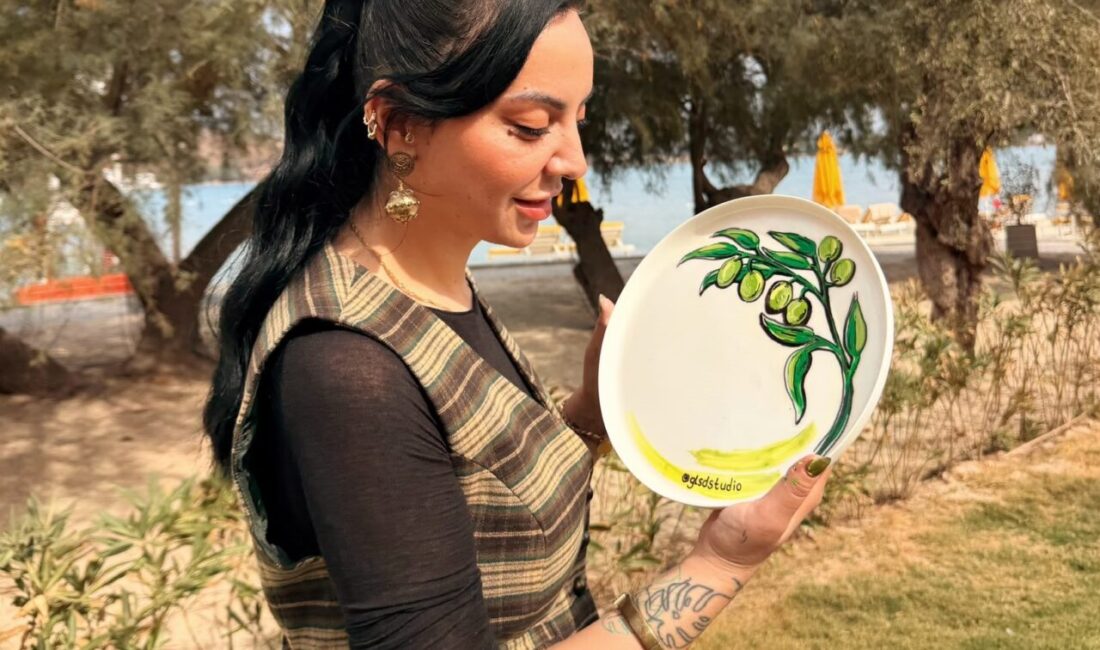 Ayvalık’ta zeytin kültürü seramik sanatıyla buluştu Balıkesir’in Ayvalık ilçesinde düzenlenen seramik boyama atölyesinde, bölgenin köklü zeytin