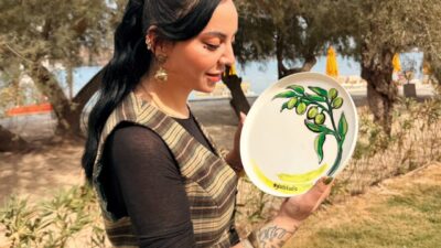 Balıkesir’in Ayvalık ilçesinde düzenlenen seramik boyama atölyesinde, bölgenin köklü zeytin