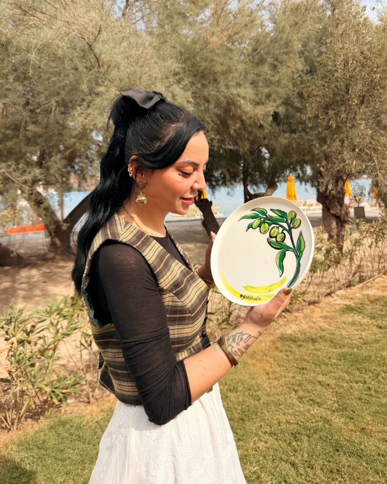 Balıkesir’in Ayvalık ilçesinde düzenlenen seramik boyama atölyesinde, bölgenin köklü zeytin