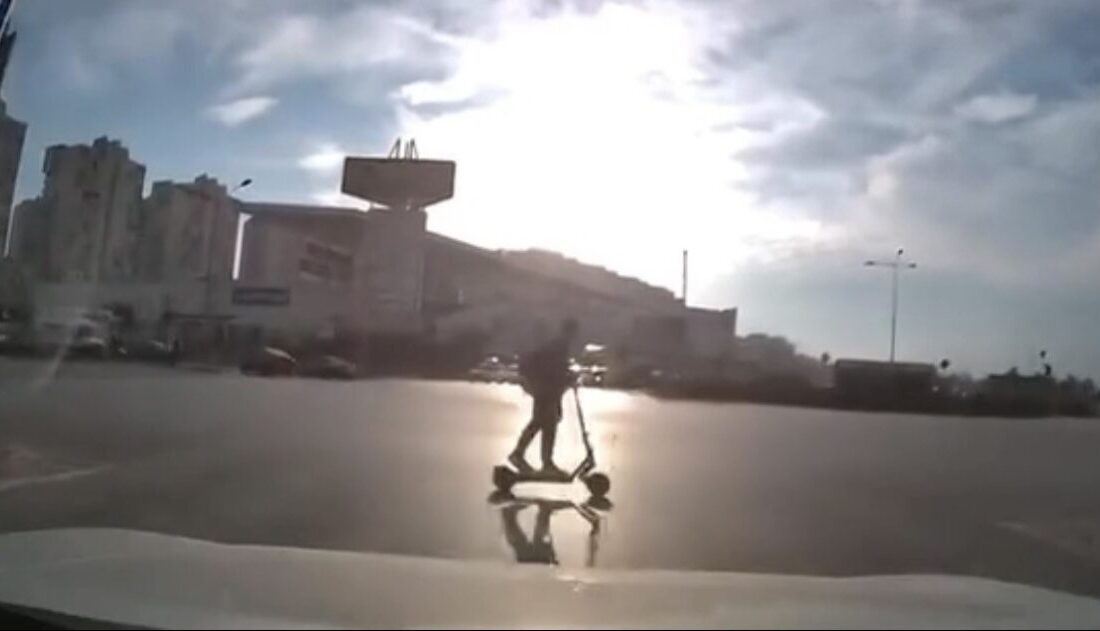 Bursa’da kırmızı ışık ihlali! Scooter sürücüsü kazadan kıl payı kurtuldu Bursa’nın Nilüfer ilçesinde kırmızı ışık ihlali yaparak kavşağa giren elektrikli