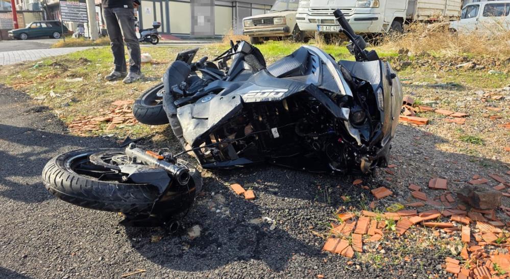 Balıkesir’in Bandırma ilçesinde otomobil ile motosikletin çarpışması sonucu 2 kişi
