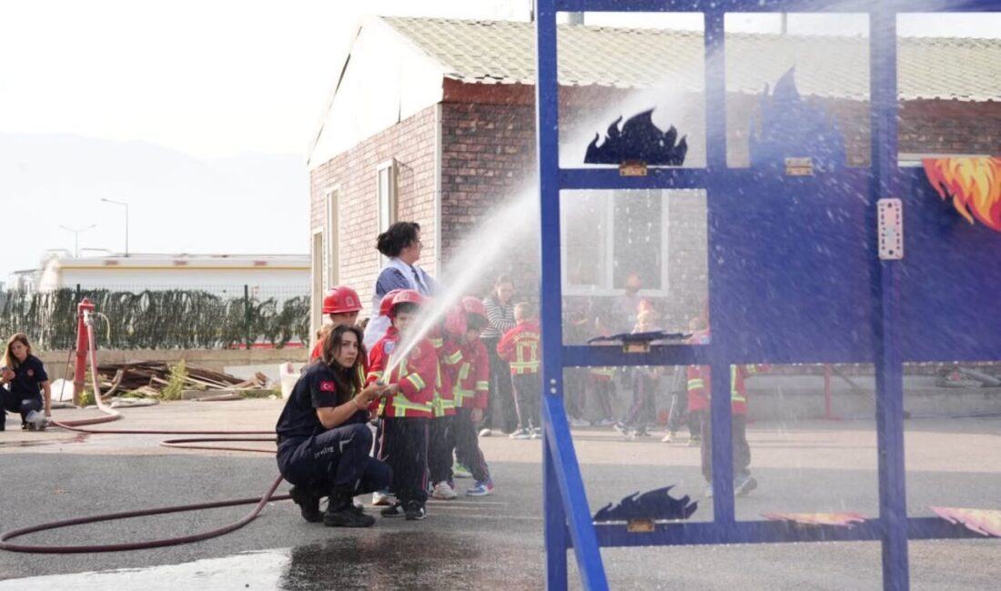 Bursa’da miniklere yangın eğitimi: İtfaiyeyi yakından tanıdılar Bursa Büyükşehir Belediyesi İtfaiye Daire Başkanlığı, çocuklarda yangın güvenliği