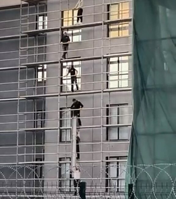Bursa’da inşaatta tehlikeli görüntüler Bursa’da bir binanın dış cephesinde çalışan işçilerin iskele üzerindeki hareketleri