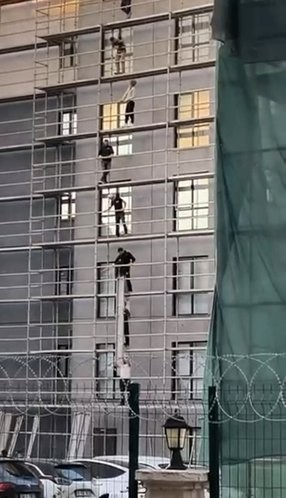 Bursa’da bir binanın dış cephesinde çalışan işçilerin iskele üzerindeki hareketleri