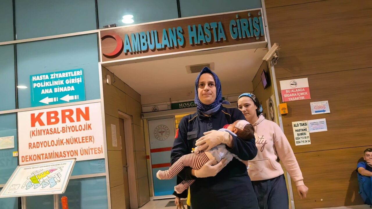 Bursa’da evde yaşanan düşme sonucu yaralanan 2 aylık bebek hastaneye
