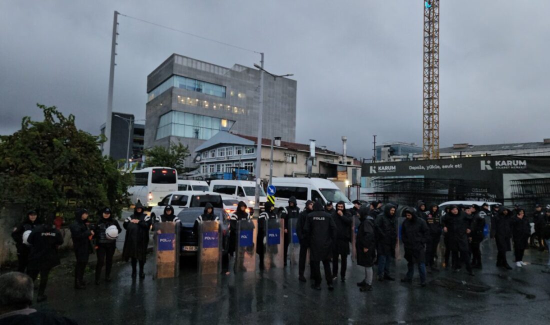 Halk TV’nin Zeytinburnu’ndaki binasında Mali Suçlarla Mücadele Şube Müdürlüğü ekiplerince