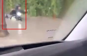 İstanbul’da etkili olan yağış nedeniyle yollar göle dönerken bir motosikletli