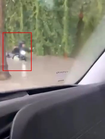 İstanbul’da etkili olan yağış nedeniyle yollar göle dönerken bir motosikletli