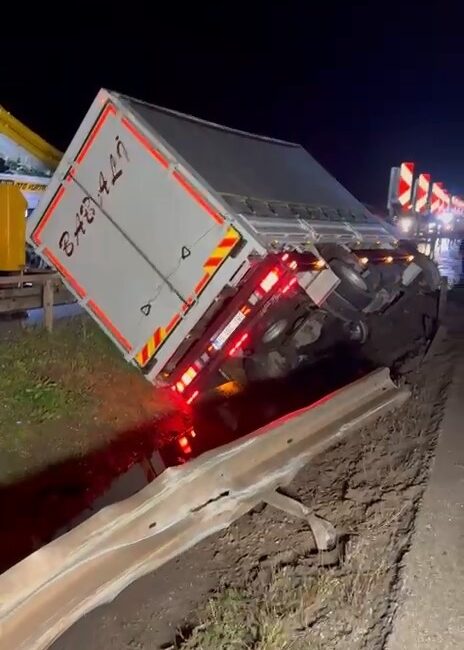 Bursa’nın Gemlik-Orhangazi kara yolunda 4 aracın karıştığı trafik kazasında sürücüler