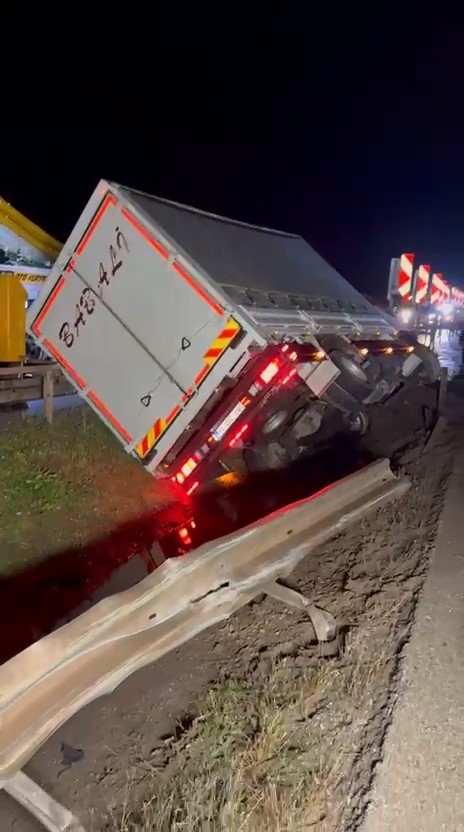 Bursa’nın Gemlik-Orhangazi kara yolunda 4 aracın karıştığı trafik kazasında sürücüler