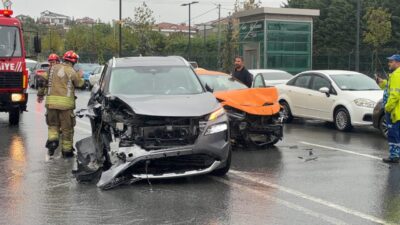 İstanbul’un Arnavutköy ilçesinde iki ticari taksi ve üç otomobilin karıştığı