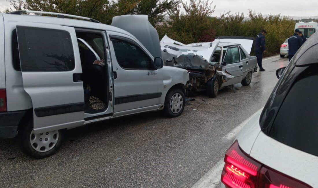 Şarköy’de iki araç çarpıştı: 7 yaralı Tekirdağ’ın Şarköy ilçesinde hafif ticari araç ile otomobilin çarpışması sonucu