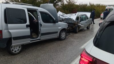 Tekirdağ’ın Şarköy ilçesinde hafif ticari araç ile otomobilin çarpışması sonucu