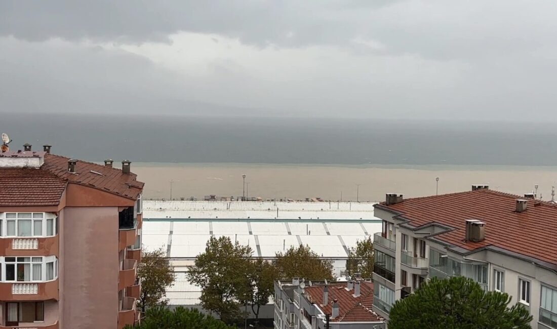 Bursa’da sel suları denizi çamura buladı Bursa’nın Mudanya ilçesinde yağış sonrası oluşan sel sularının taşıdığı çamur