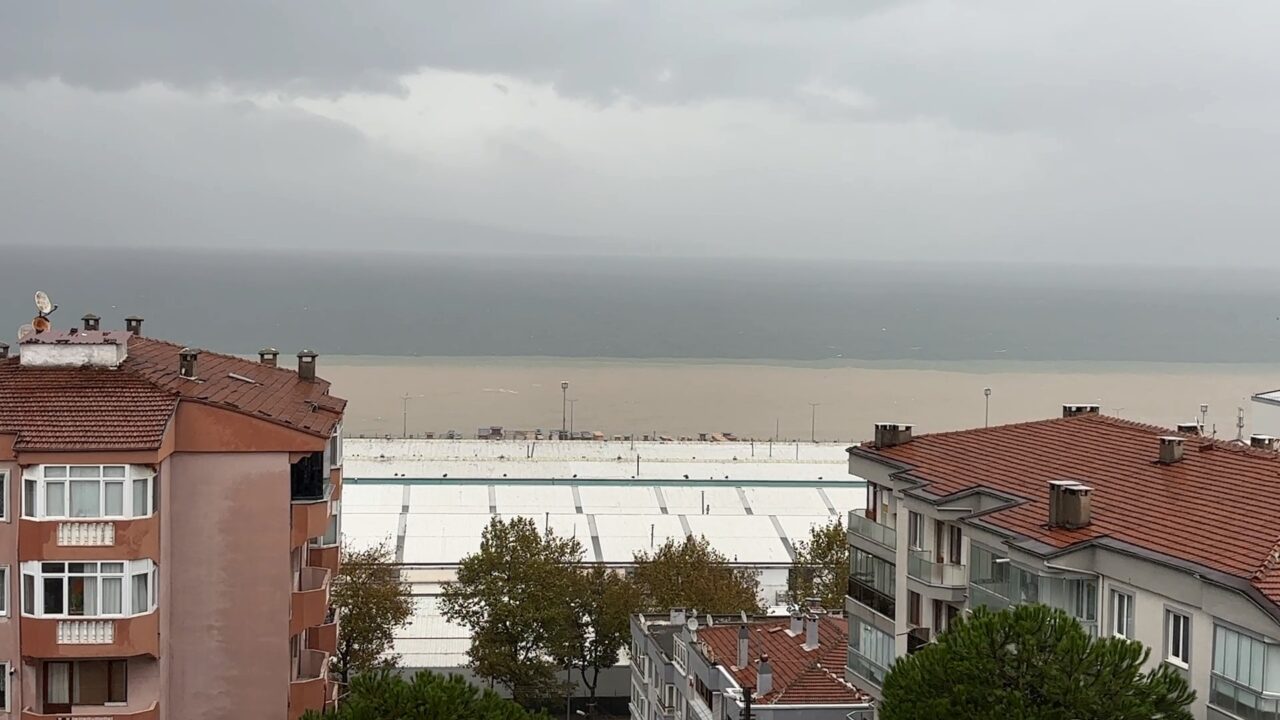 Bursa’nın Mudanya ilçesinde yağış sonrası oluşan sel sularının taşıdığı çamur