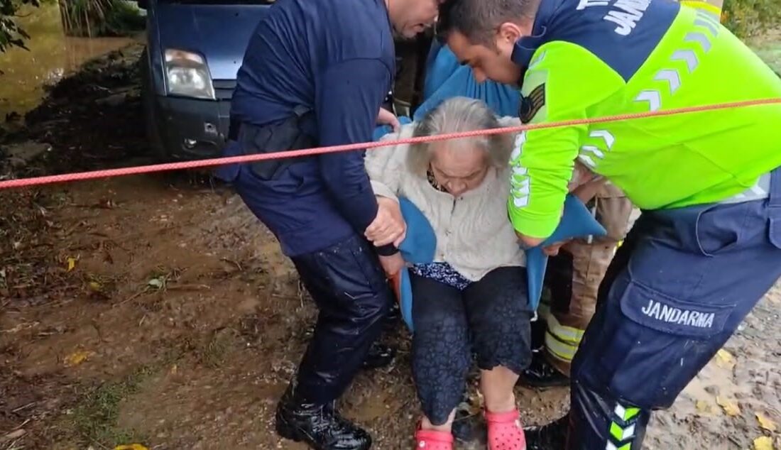 Bursa’nın İznik ilçesinde sel sularının yükselmesi sonucu evlerinde mahsur kalan