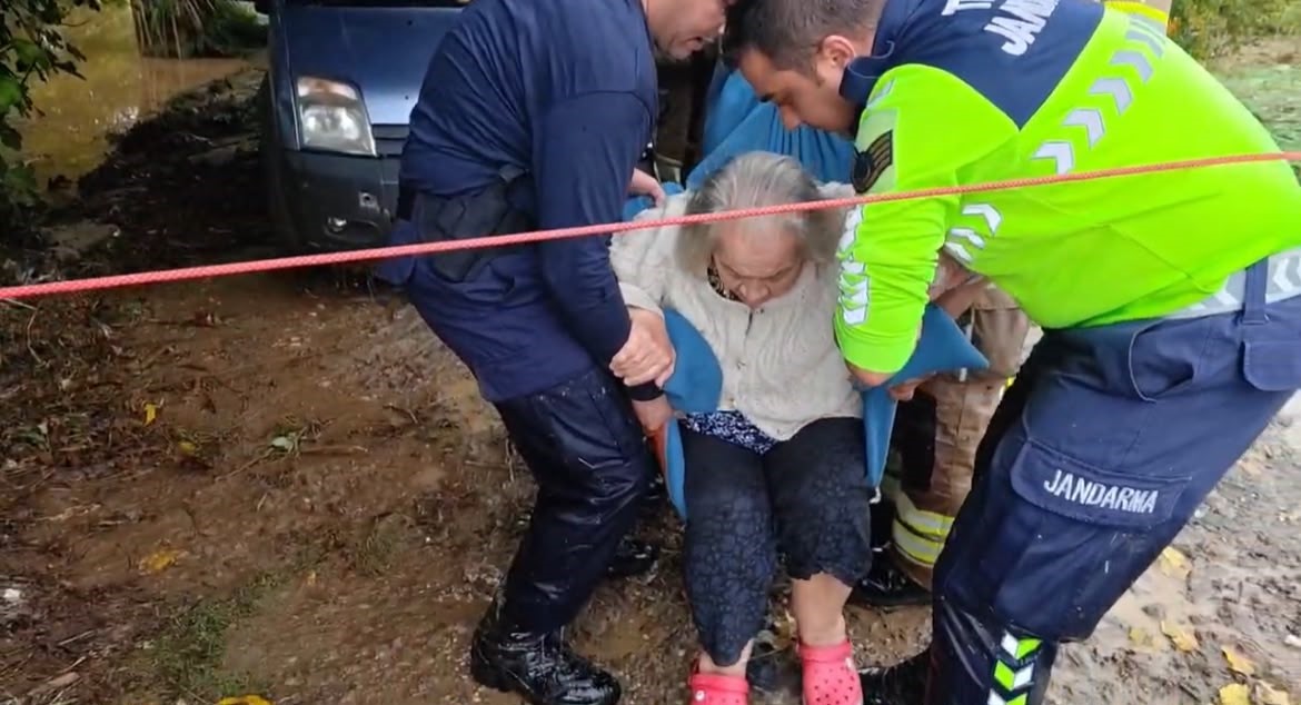 Bursa’nın İznik ilçesinde sel sularının yükselmesi sonucu evlerinde mahsur kalan
