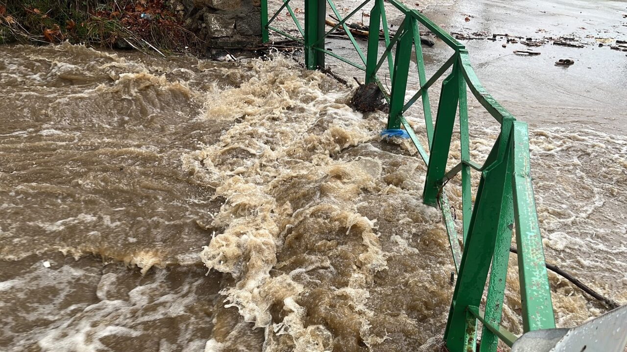 Bursa’da sağanak yağışın ardından Cumalıkızık Mahallesi’ndeki derenin su seviyesi yükseldi.